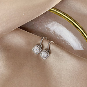 Brincos de Luxo com Pingente Quadrado de Um Quilate para Mulheres, em Prata Esterlina 925 com Zircônia, Joia Elegante e Moderna para Festas - Product Image 3