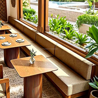 Ensemble table et chaises en bois massif pour hôtel, avec banquette de restaurant moderne, design incurvé et coussin en tissu