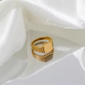 Bague de fiançailles carrée en acier inoxydable plaqué or 18 carats pour femme, gravée sur mesure, modèle <span class=keywords><strong>Atila</strong></span>, bijoux tendance en gros - Product Image 1