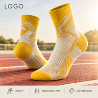 Chaussettes de sport jaunes et blanches pour la course à pied, avec ventilation en maille, gestion de l'humidité, maintien du talon, bout plat, amorti ciblé, respirantes, ajustement parfait pour la course