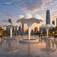 Grande sculpture paramétrique en forme d'arbre, en acier inoxydable blanc, au design champignon et dôme, pour installation artistique publique en place publique et aménagement paysager, sur mesure