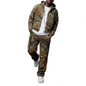 Conjunto de chándal con capucha y pantalones anchos de chándal, con diseño de estampado de jungla por sublimación, efecto vintage desgastado por el sol, estampado regular y estilo streetwear. - Product Image 1