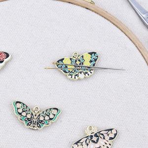 カスタマイズ可能な模様の蝶型針ホルダー、クロスステッチ用磁気針止め、DIY手芸縫製アクセサリー用ピンクッション - Product Image 1