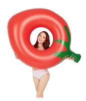 Matelas flottant gonflable en PVC en forme de fraise, taille adulte, pour fêtes estivales et vacances à la plage