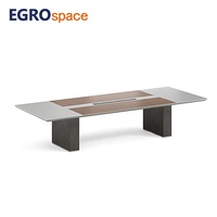 Table de réunion de bureau grande taille EGROspace personnalisée avec gestion des câbles intégrée