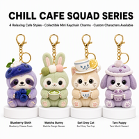 Porte-clés en peluche personnalisé OEM ODM, motif paresseux aux myrtilles, mignon animal de café, breloque de sac, design chapeau de fruit, boîte cadeau imprimée sur mesure CE UKCA ASTM