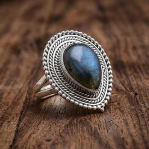 Anillo de Labradorita en Plata de Ley 925 con Destello Azul - Anillo Solitario Redondo y Audaz - Product Image 1