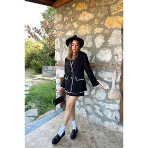 Chaqueta de mujer de gamuza negra con mangas largas y ribete a rayas. - Product Image 5