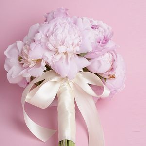 ริบบิ้นผ้าซาตินสองด้าน ขนาด 4 ซม. ยาว 100 หลา พิมพ์ลายฟอยล์สีทอง/สีเงิน เป็นมิตรกับสิ่งแวดล้อม ผลิตจากโพลีเอสเตอร์ 100% ขายส่ง - Product Image 3