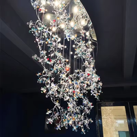 Lustre en forme de fleur, personnalisé et professionnel, pour projet intérieur, luminaire suspendu en cristal coloré de luxe
