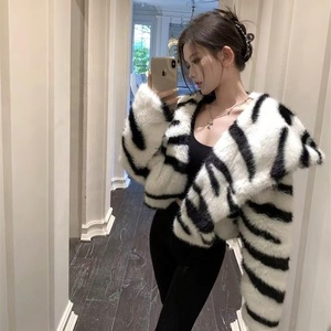 <span class=keywords><strong>Cappotto</strong></span> in Ecopelliccia con Collo Blu Navy, Motivo Zebrato <span class=keywords><strong>Bianco</strong></span> e Nero, per Donna, Autunno Inverno - Product Image 3