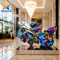 Sculpture de poisson Koi en acier inoxydable 304 poli miroir, électroplaqué irisé sur mesure, pour hall d'hôtel et fontaine extérieure