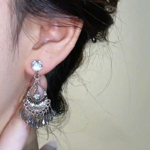 Pendientes colgantes retro étnicos para mujer, con borlas y colgante geométrico de diamantes de imitación, chapados en plata - Product Image 6