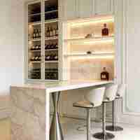 Table de bar moderne avec plateau en marbre naturel, comptoir d'îlot de cuisine pour la maison, le restaurant, l'hôtel
