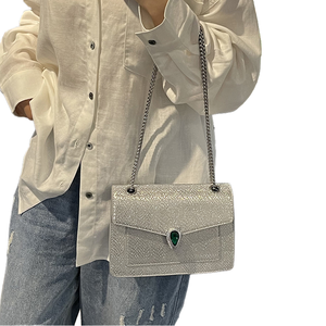 Nouveau design, sac à bandoulière/bandoulière croisée de luxe en cuir PU argenté pour femme, avec chaîne, fermeture éclair et rivets décoratifs, à sangle unique, idéal pour l'été - Product Image 1