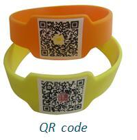 สายรัดข้อมือซิลิโคนกีฬาบาสเก็ตบอลยางแบบกว้างพร้อมบาร์โค้ดสำหรับขายส่ง - Product Image 5