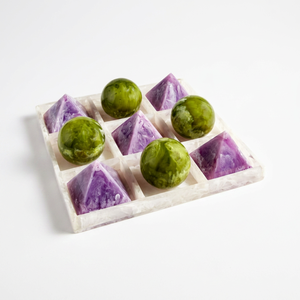 Jeu de Tic Tac Toe en résine géométrique, pyramides et sphères violettes et vertes, décoration de table, design minimaliste - Product Image 1