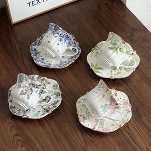 Set di tazze da caffè in ceramica stampate con fiori Vintage che servono tazza di caffè e piattino con design dorato - Product Image 1