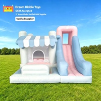 Château gonflable commercial Macaron Bleu Rose avec toboggan long, piscine frontale et toit rayé – Design de boutique