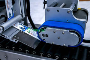 Haute vitesse bas prix machine à étiquettes personnalisée flacons d'huile <span class=keywords><strong>de</strong></span> <span class=keywords><strong>parfum</strong></span> horizontaux bouteilles à bille brillant à <span class=keywords><strong>l</strong></span>èvres autocollants adhésifs - Product Image 5