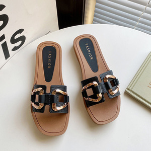 Sandalias de Verano 2023 al por Mayor, Sandalias Casuales de Color Sólido con Cadena de Metal, Último Modelo con Decoración de Acero, Sandalias Deslizantes para Interiores y Exteriores para Mujer - Product Image 4