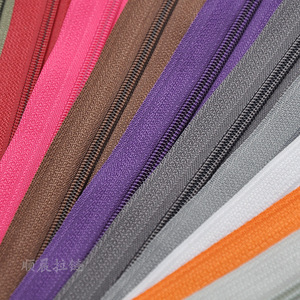 سحّابات منزلقة ذاتية القفل من النايلون صديقة للبيئة، موديل <span class=keywords><strong>OEM</strong></span> للبيع بالجملة، مدة تسليم عينة 7 أيام للملابس والمنسوجات المنزلية - Product Image 3