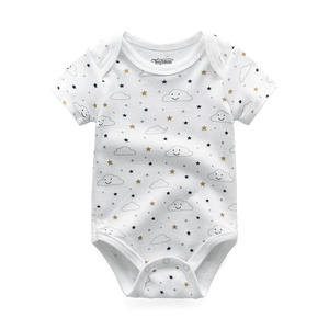 طقم هدايا للمواليد الجدد من 5 قطع بتصميم عصري مخطط، ملابس للأولاد من 0-12 شهرًا، ملابس صيفية قطنية، بدلات قصيرة، صديري، وجمبسوت في عبوة من 5 قطع - Product Image 5