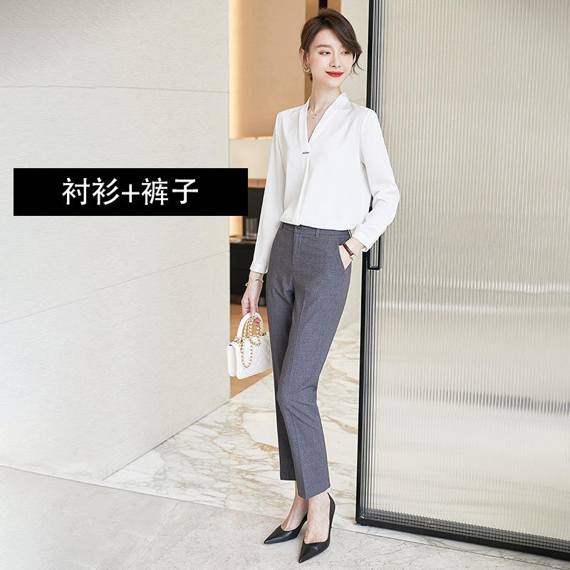 Pantalon gris chemise blanche