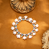 Bracelet en laiton élégant avec pataugeoire de chat et coquille blanche incrustée de zircon, idéal pour le quotidien féminin