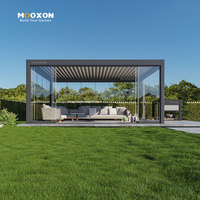 Pérgola bioclimática moderna con persianas ajustables y sistema de luz LED integrado