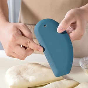 Grattoir à bol flexible personnalisé pour la pâtisserie, le pain au levain, les gâteaux, et les surfaces de travail – Grattoirs de cuisine polyvalents - Product Image 4