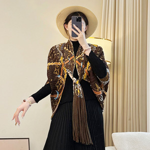 Nouveau manteau printemps pour femme avec plis haut de gamme et manches chauve-souris châle imprimé irrégulier en stock - Product Image 3