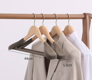 Appendini del produttore abiti in legno antiscivolo <span class=keywords><strong>appendiabiti</strong></span> Logo personalizzato panno in legno con spalla in velluto floccato per vestiti di lusso - Product Image 6