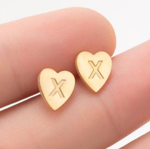 Pendientes geométricos simples en forma de corazón chapados en cobre para mujer, estilo vintage, 26 letras en inglés, venta al por mayor - Product Image 4