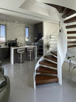 Escalier en acier sur mesure de type arc rotatif pour villa, avec rampe en bois massif et verre, pour duplex et loft résidentiel