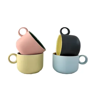 新しいデザインの若い色のミルクコーヒーマグとハンドル付きカップ磁器セラミック
