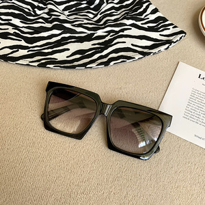 Gafas de Sol Cuadradas Grandes Qianai Unisex, Protección UV 100%, Montura Blanca, Lentes AC, Estilo Urbano a la Moda - Product Image 5