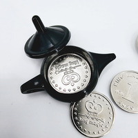 Tour de magie Coin Thru Kettle : Illusion de pénétration de pièce, accessoire de magie examinable pour magiciens de close-up