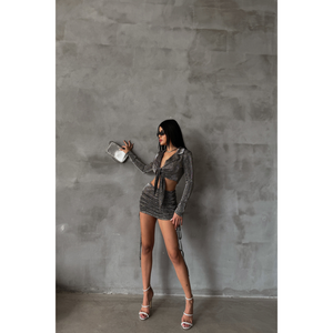 Conjunto de Blusa Corta Gris y Falda Corta con Vuelo para Mujer, con Tela Brillante y Detalle de Lazo - Product Image 2