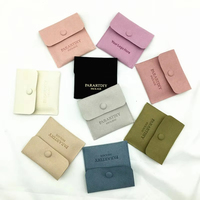 Pochette élégante en microfibre pour bijoux, avec rabat chic et bouton, anti-poussière, sac d'emballage cadeau, logo en relief pour boucles d'oreilles et bagues