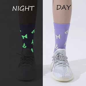 Chaussettes réfléchissantes-Chaussettes de cyclisme et de course à pied pour femmes haute visibilité pour coureurs de nuit, motards et athlètes de plein air - Product Image 1