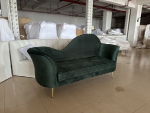 Sofá de Dos Plazas Curvo de Terciopelo Verde Oscuro Estilo Retro Francés, con Patas de Metal Dorado, para Bodas y Eventos, Venta al Por Mayor de Fábrica - Product Image 4