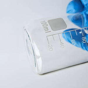 Bécher de <span class=keywords><strong>chimie</strong></span> en verre borosilicate épais gradué avec bec verseur, fournitures de laboratoire personnalisées de 5 à 2000 ml - Product Image 2