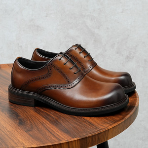 Chaussures Derby Luxueuses et Élégantes avec Design Brogue Fait Main en Cuir Véritable et Daim pour Hommes - Product Image 4