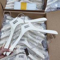 Cintre en bois massif à épaules larges avec logo personnalisé pour boutique de vêtements, présentoir de vêtements, hôtel