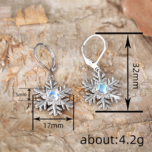 Boucles d'oreilles pendantes florales en forme de flocon de neige en pierre de lune simulée pour femme, bijoux romantiques pour les fêtes - Product Image 4
