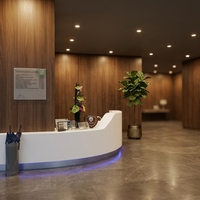 Bureau de réception incurvé personnalisé en Corian blanc avec base en acier inoxydable argenté pour hall d'hôtel