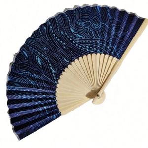 Grand éventail pliant à main en bambou sculpté imprimé sur mesure avec design d'art populaire en vente de gros - Product Image 1