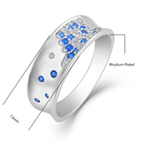 Ensemble de bijoux fins QX en argent 925 plaqué rhodium, avec pendentif disque asymétrique pavé de CZ bleus et blancs et bagues créoles larges ouvertes