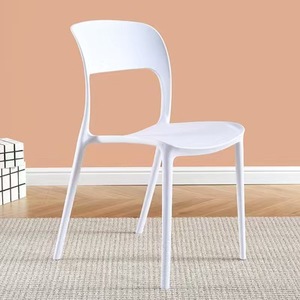 Chaises de <span class=keywords><strong>salle</strong></span> <span class=keywords><strong>à</strong></span> <span class=keywords><strong>manger</strong></span> en plastique design moderne bon marché colorées empilables d'extérieur en PP pour restaurant et café vente en gros - Product Image 2